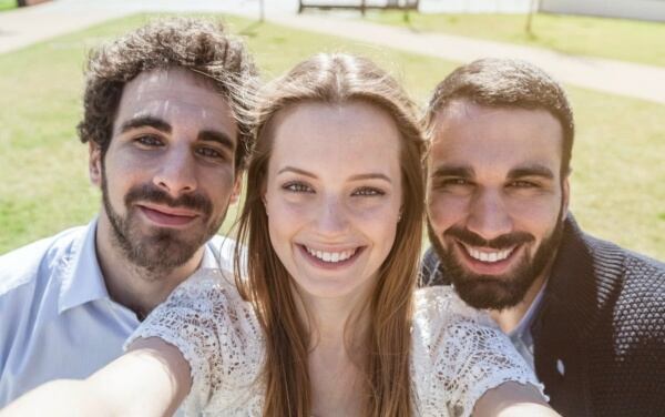 Un estudio sugiere que las mujeres deben tener más de un esposo para ser felices