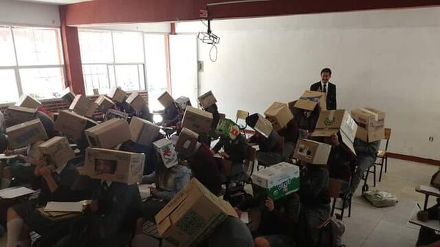 Profesor en Tlaxcala evita que alumnos copien poniéndoles cajas de cartón en la cabeza a sus alumnos