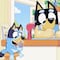 Bluey ayuda a su papá Bandit a cocinar un pastel: Capítulo completo en español y YouTube para ver en el Día de los Postres