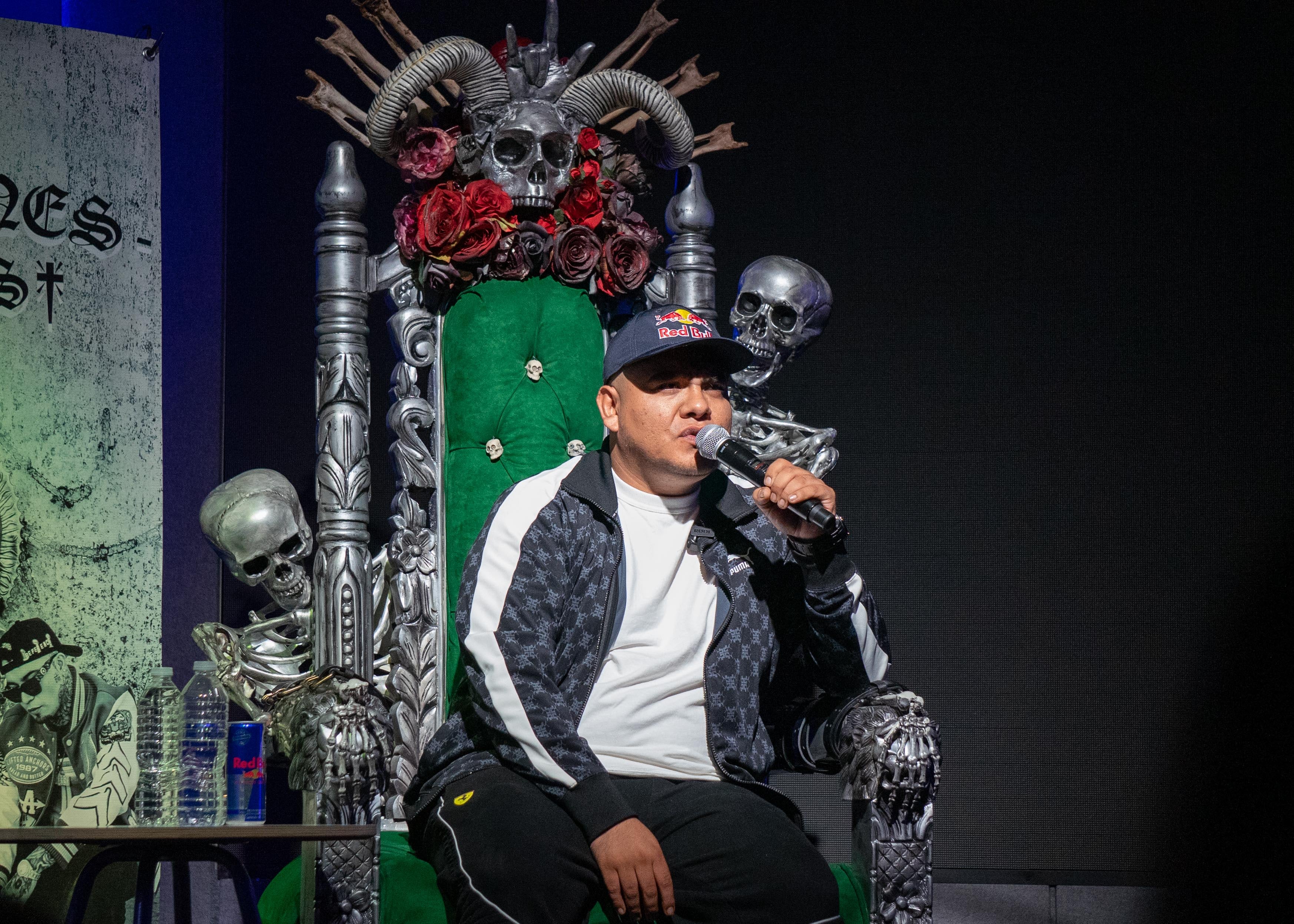 Aczino en conferencia de prensa del 8 de febrero de 2023