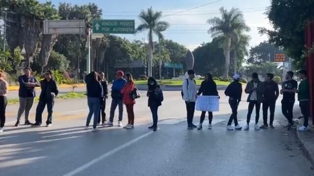 Estudiantes de UAEM, se manifiestan en Paloma de la Paz, Cuernavaca