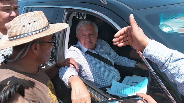 Bloqueo carretero afecta a AMLO