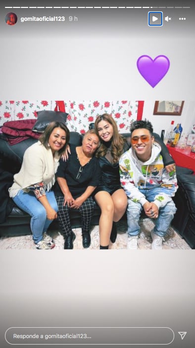 Gomita junto a su familia