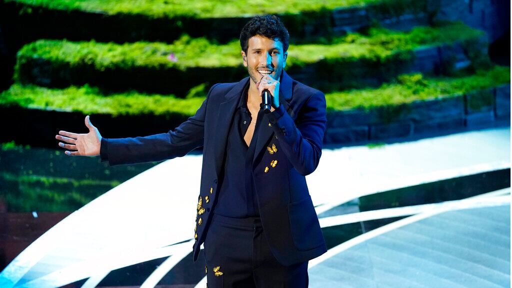 Sebastián Yatra rinde tributo a Selena Quintanilla en Tecate Emblema