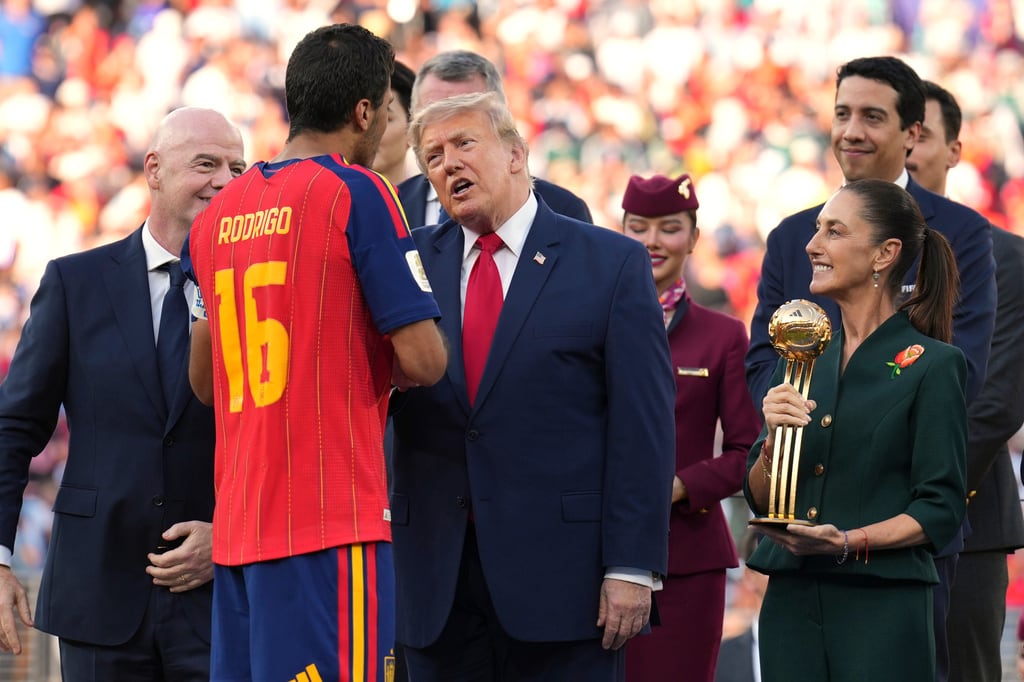 Sheinbaum entregó el Balón de Oro del Mundial 2026 a Rodri Hernández