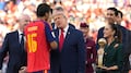 Sheinbaum entregó el Balón de Oro del Mundial 2026 a Rodri Hernandez