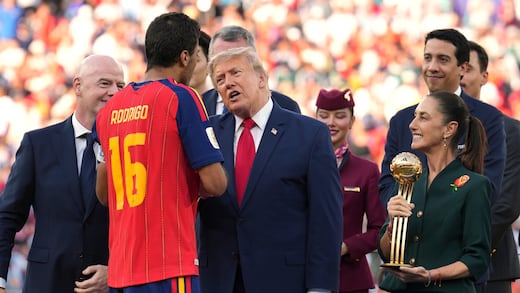 Sheinbaum entregó el Balón de Oro del Mundial 2026 a Rodri Hernandez