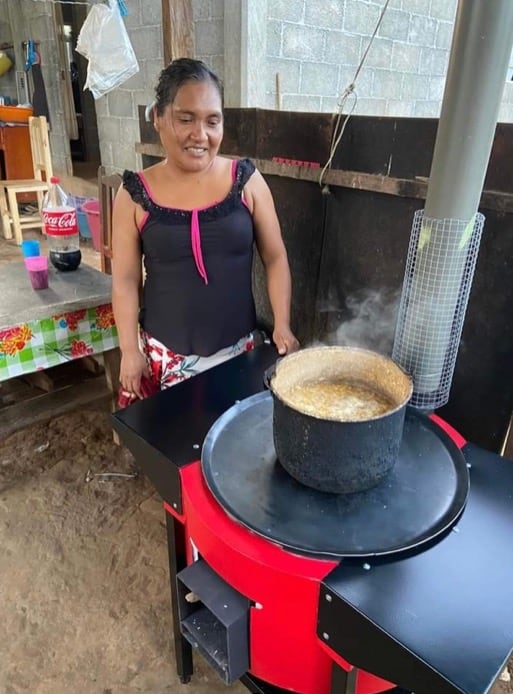 Foto: Víctor Berrueta. Estufa Patsari metálica cociendo nixtamal en comunidad de Oaxaca.