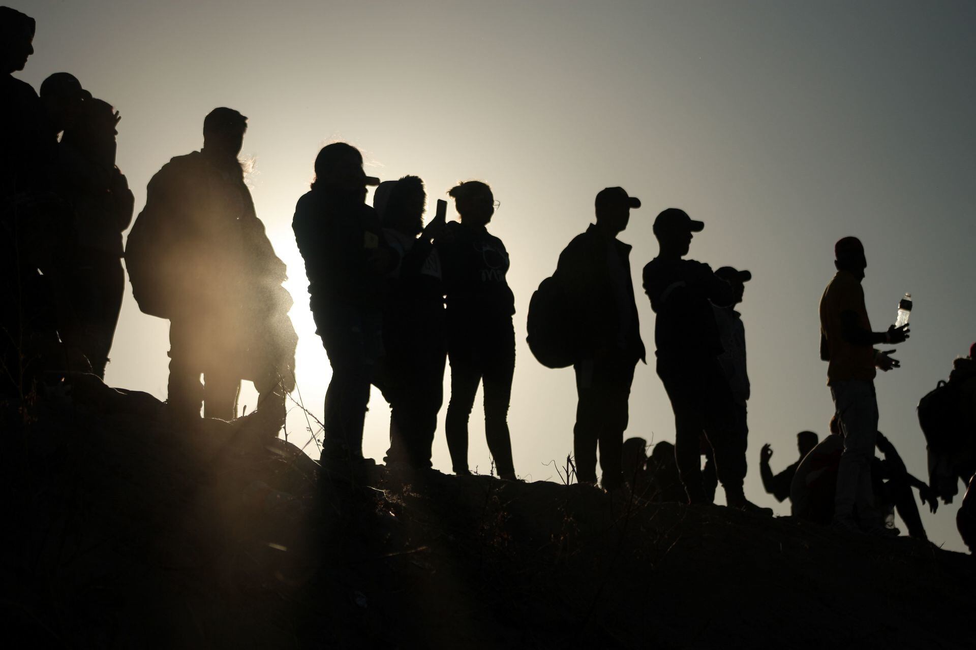Cientos de migrantes de diversas nacionalidades intentaron cruzar la frontera entre México y Estados Unidos en Ciudad Juárez.