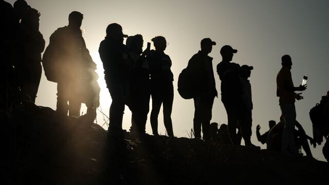 Cientos de migrantes de diversas nacionalidades intentaron cruzar la frontera entre México y Estados Unidos en Ciudad Juárez.