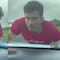 Video de ladrón que quedó colgado del cofre de un automóvil en Veracruz