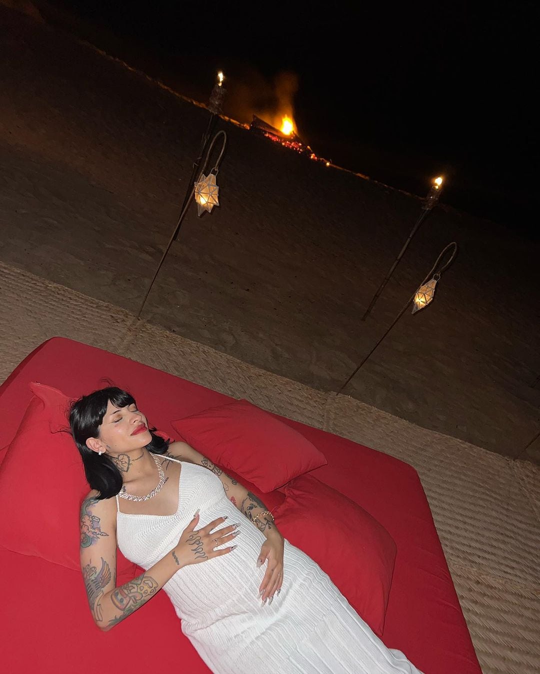 Cazzu se muestra embarazada y de vacaciones con Christian Nodal.