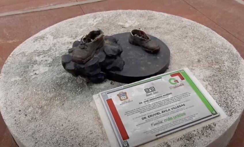Roban estatua del astronauta mexicano José Hernández