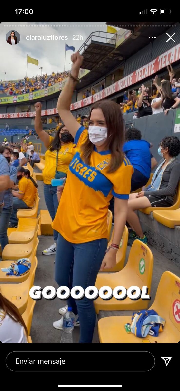 Clara Luz Flores viendo la final de Tigres