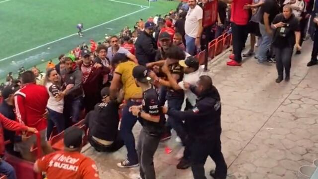 Pelea fans Pumas vs Xolos Tijuana