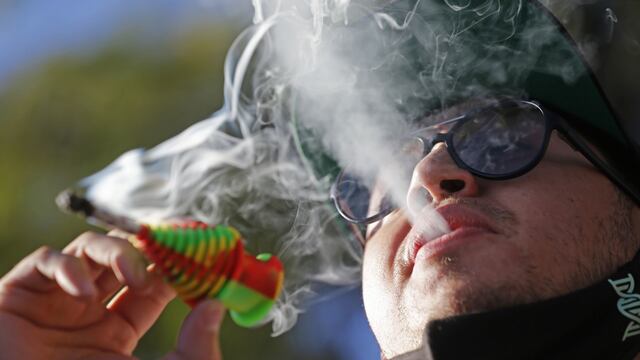 Hombre fuma marihuana