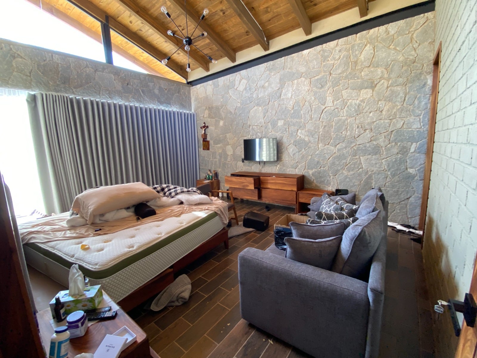 Un cuarto de la cabaña donde El Mencho vivía cuando sucedió el operativo en Tapalpa.