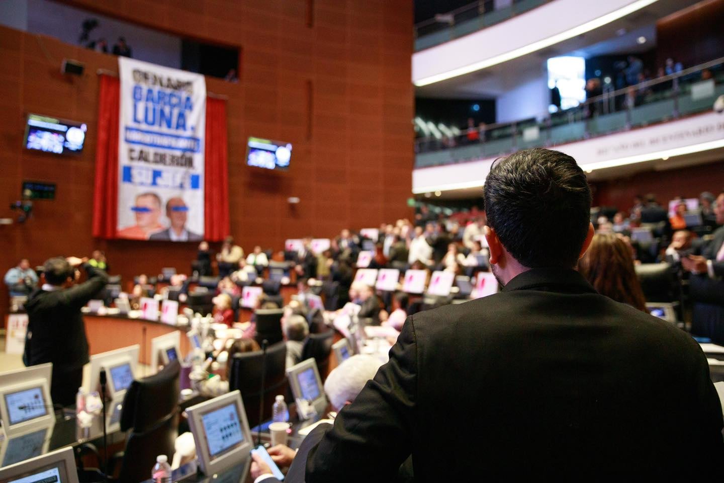 Genaro García Luna: Cuelgan enorme manta en el Senado donde lo llaman narcotraficante y Calderón su jefe