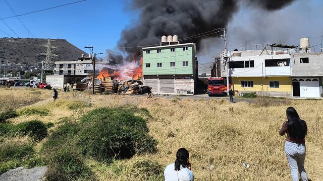 Incendio en bodega en La Paz, Estado de México, cerca de la carretera México-Puebla