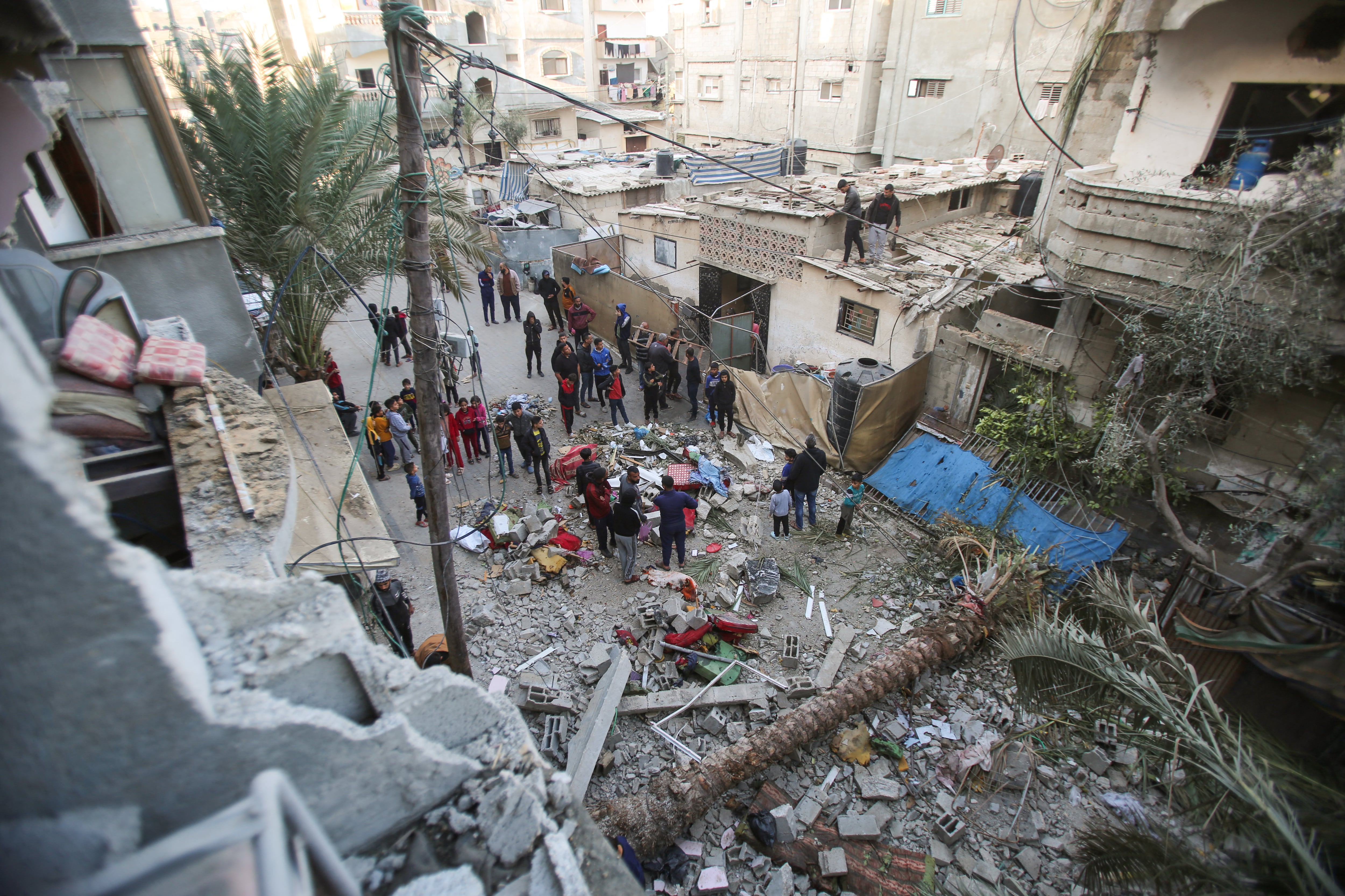 Personas revisan escombros tras bombardeos israelíes en Nuseirat, al centro de Gaza