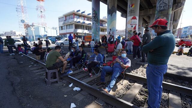 Profesores de la CNTE bloquean ferrocarril en Michoacán
