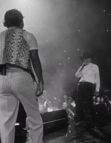 Christian Nodal queda impresionado con un pequeño fan