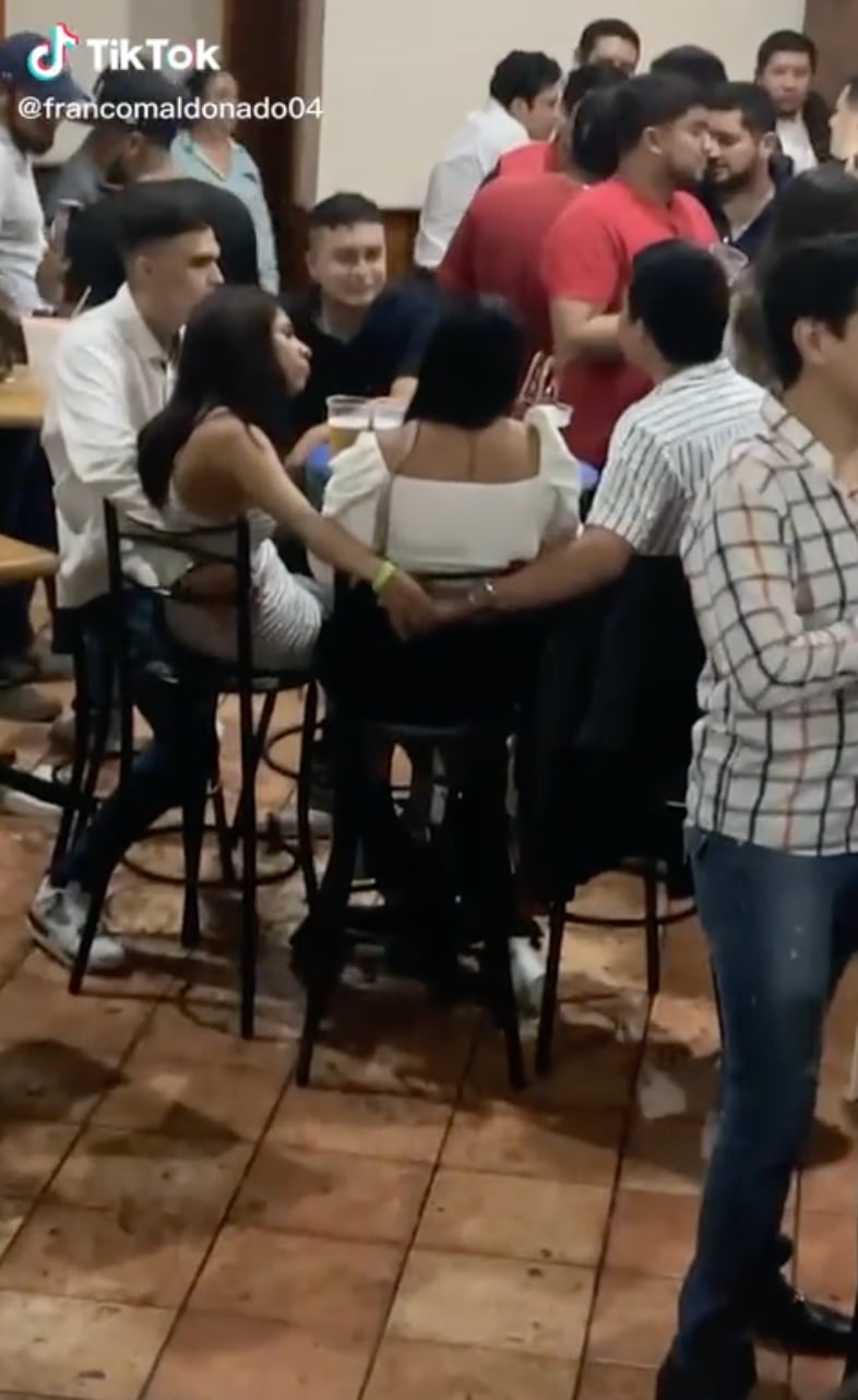 Engaña a su novia con la mejor amiga