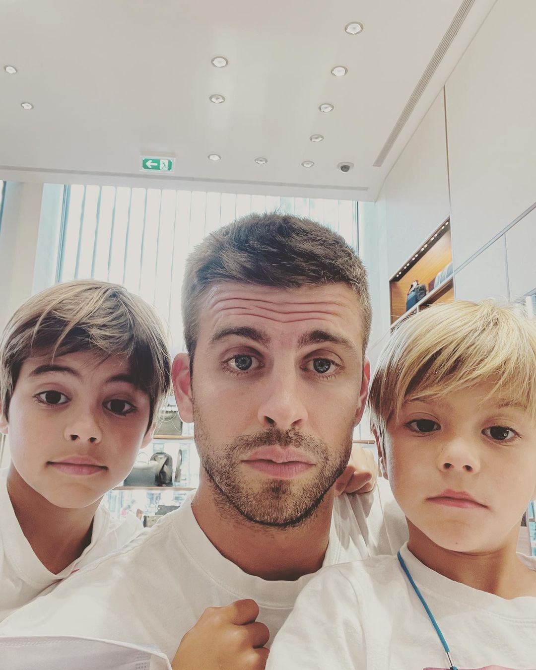 Gerard Piqué con sus hijos Sasha y Milán.