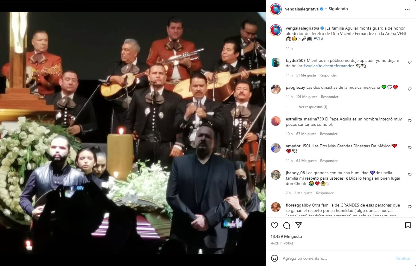 Familia Aguilar hace guardia en el féretro de Vicente Fernández