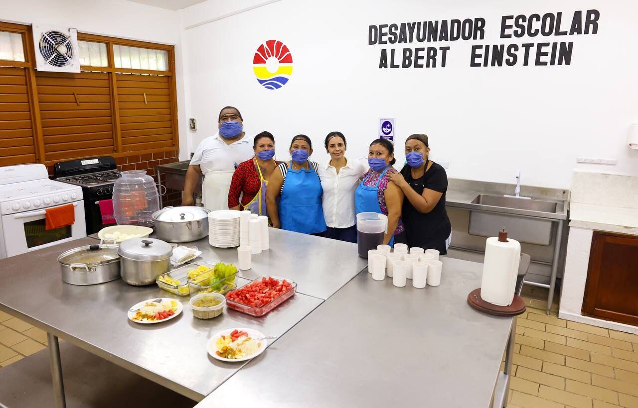 Ana Paty Peralta entrega equipamiento de cocina al CAM Albert Einstein