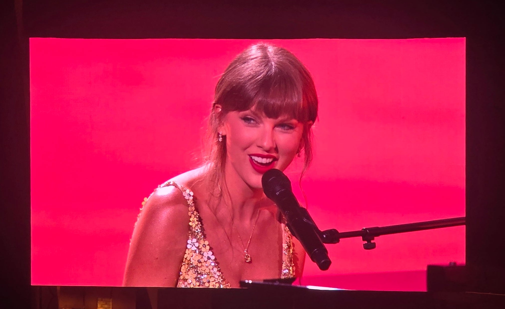 Taylor Swift canta en vivo en el estreno mundial de Toy Story 5