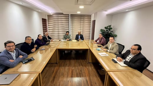 Zoé Robledo y Rafael Olivos analizan mejora salarial para trabajadores del IMSS