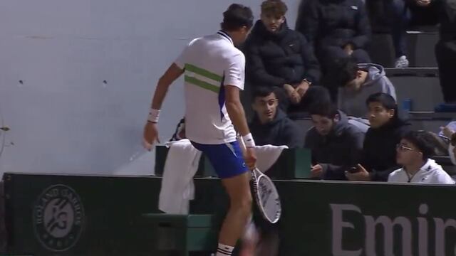 Tenista explota y patea cartel en pleno partido.