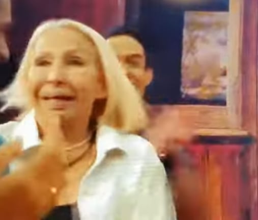 Laura Bozzo reacciona a beso con Luis 'Potro' Caballero.