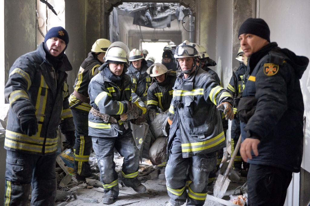 Socorristas ucranianos rescatando personas de los escombros del bombardeo a edificio de gobierno de la Administración Estatal de Ucrania/Getty images
