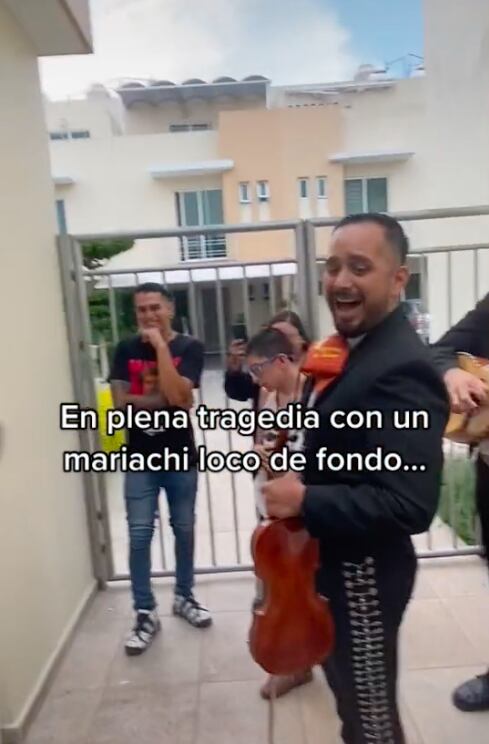 Mariachi afuera del baño