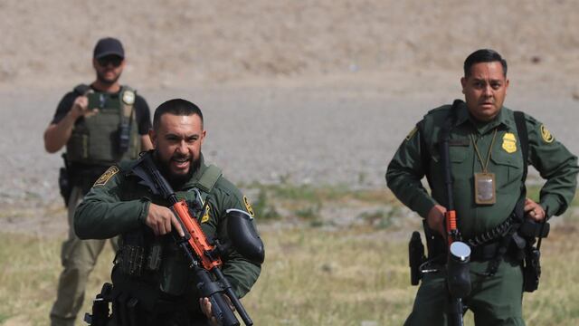 Policía fronteriza de Estado Unidos dispara balas de pimienta a migrantes de Venezuela