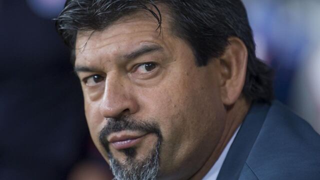José Cardozo en la banca de Chivas.