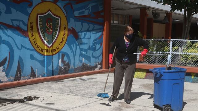Padres limpian escuelas por regreso a clases presenciales