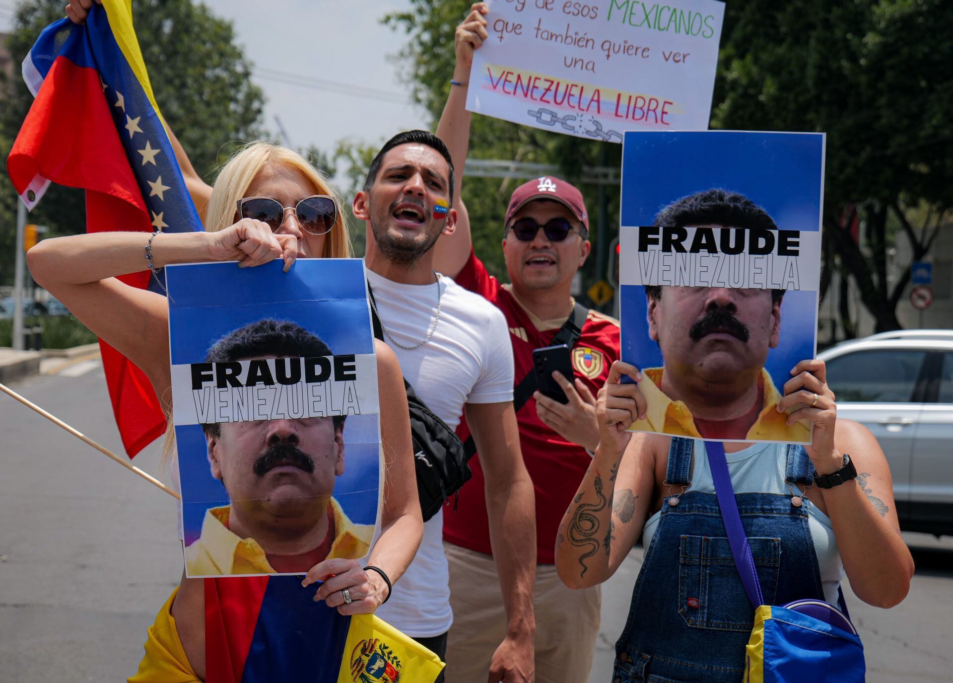 Cientos de venezolanos protestaron frente al Monumento Simón Bolívar este sábado para pedir la salida de Nicolás Maduro del poder