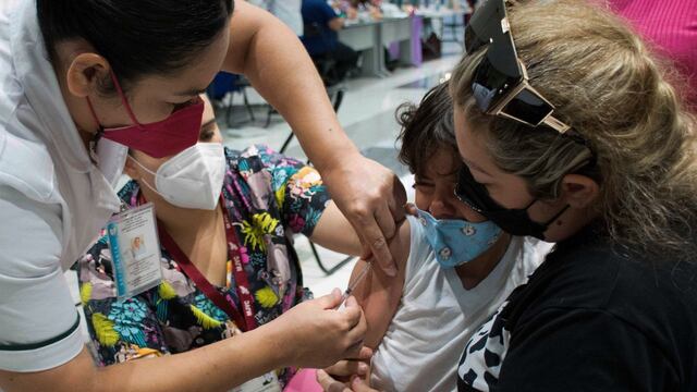 Vacunación a niña