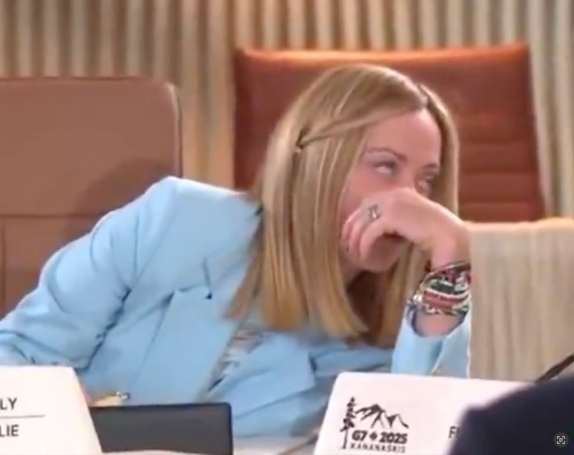 Giorgia Meloni pone ojos en blanco en reacción a mensaje de Emmanuel Macron
