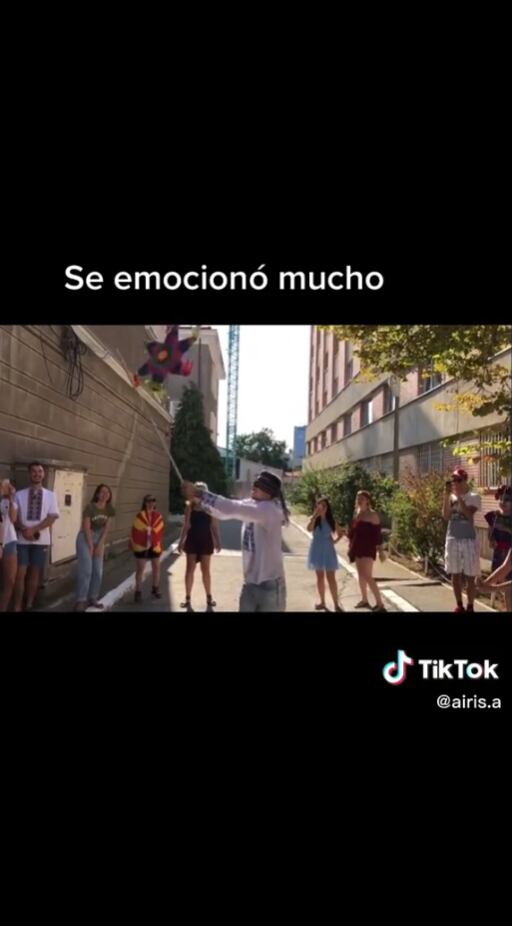 Jóvenes rompiendo una piñata en Rumania