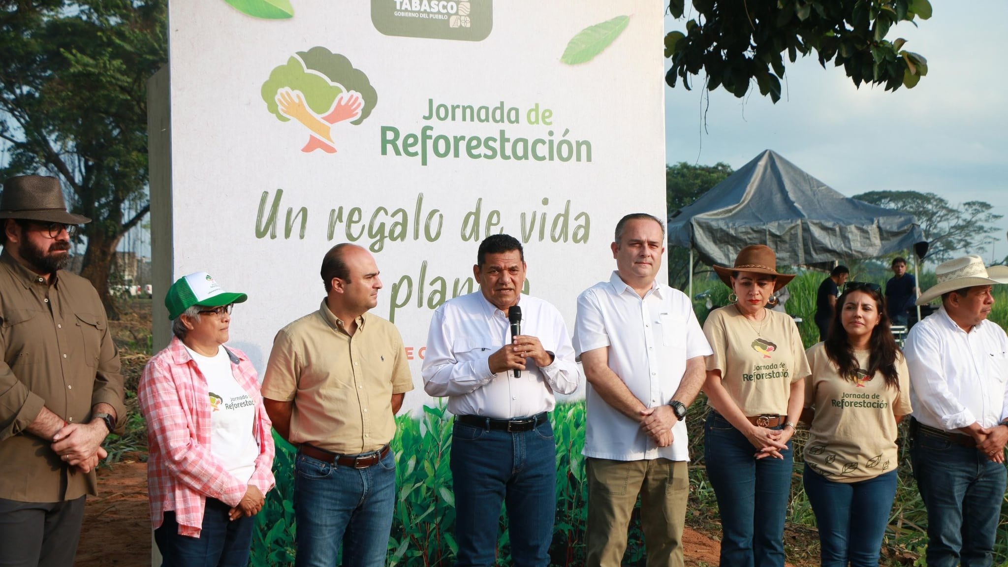 Javier May encabeza jornada de reforestación en la Piscifactoría en Teapa