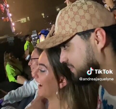 Padre y madre en concierto de Bad Bunny en Monterrey
