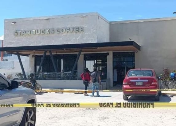 Matan a empresario David González en Starbucks de Tulum