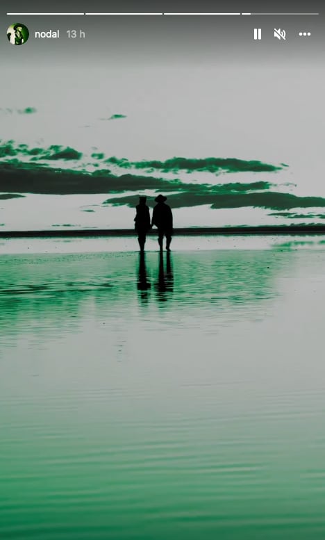 Christian Nodal se pasea con Cazzu en la playa.