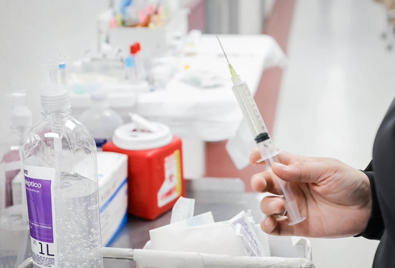ISSSTE refuerza prevención contra la hepatitis B para evitar cirrosis y cáncer hepático.