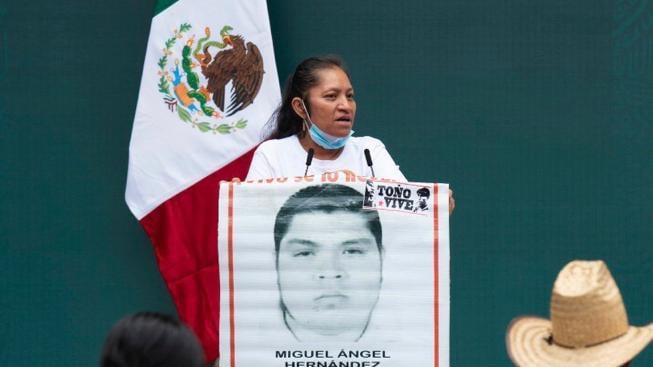 Familiares reconocen disposición de AMLO para encontrar a los 43, pero exigen resultados