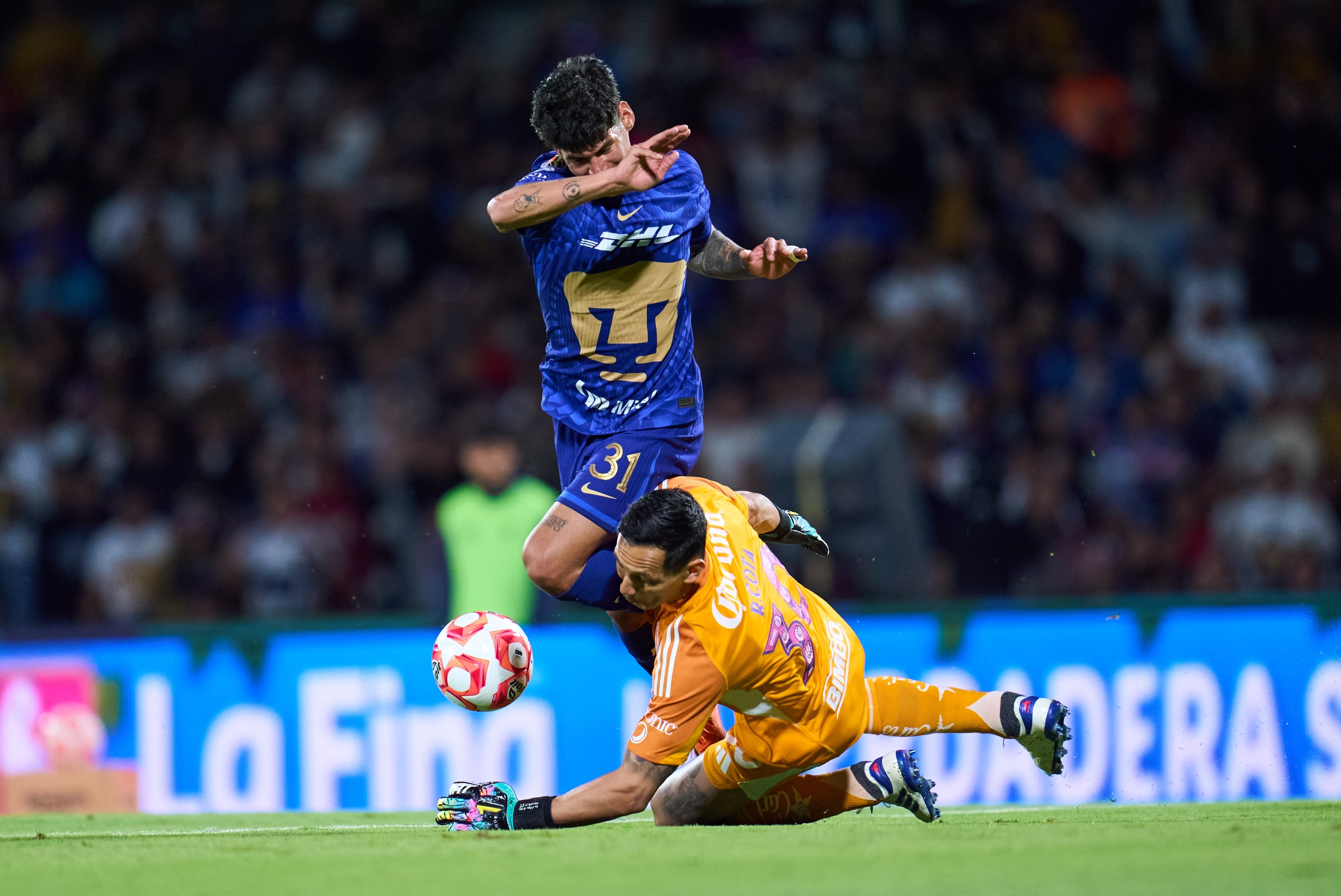 Pumas vence al América con gol de Robert Morales en el Clásico Capitalino.